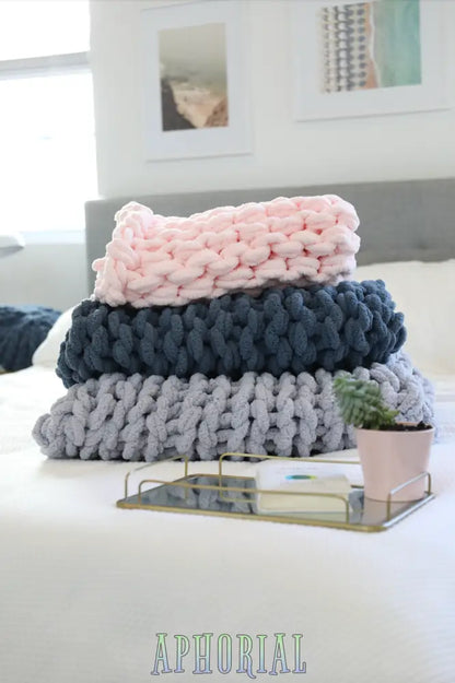 Chunky Knit Blanket In Light Gray Linens & Bedding